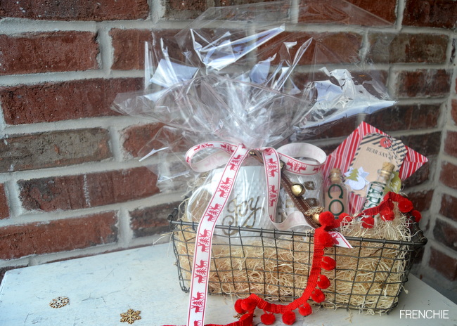 A Christmas Gift Basket personalized with your Cricut Explore on seelindsay.com