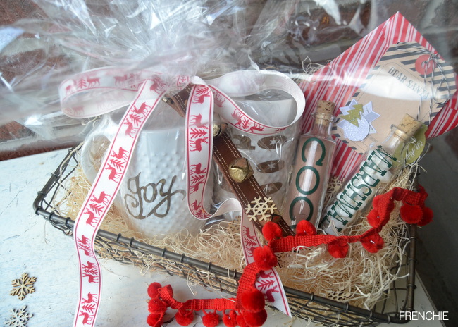 A Christmas Gift Basket personalized with your Cricut Explore on seelindsay.com