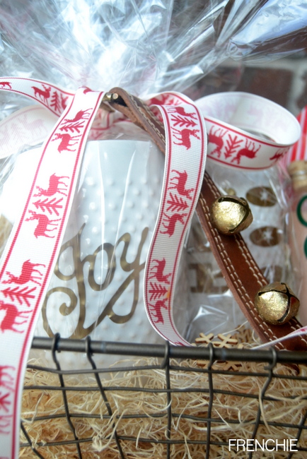 A Christmas Gift Basket personalized with your Cricut Explore on seelindsay.com