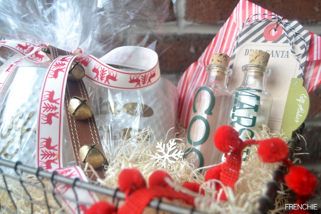 A Christmas Gift Basket personalized with your Cricut Explore on seelindsay.com